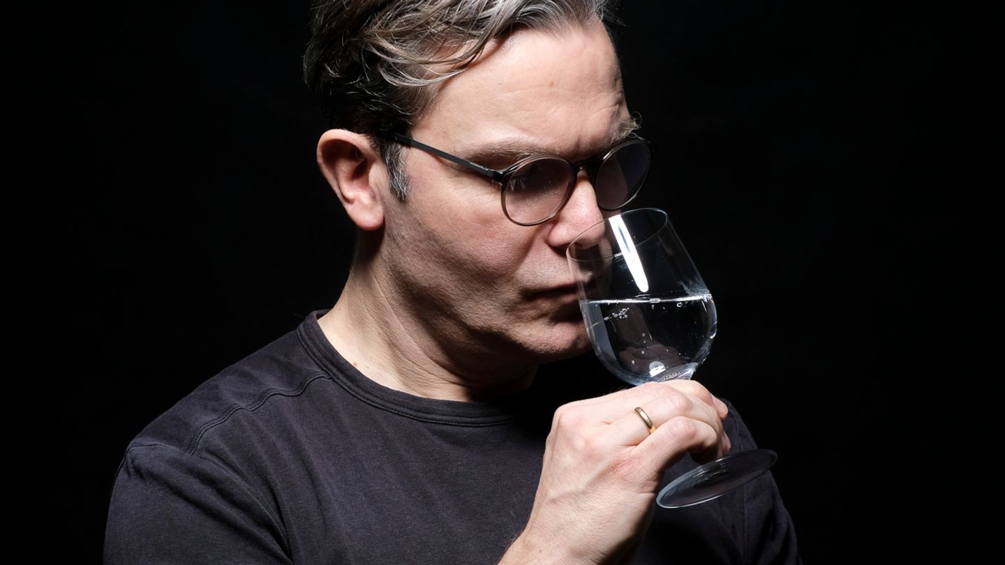 Wassersommelier André Uhlig empfiehlt eine Blindverkostung, um die Unterschiede zwischen Wassern herauszuschmecken