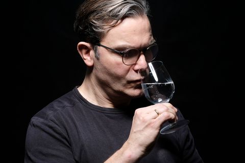 Wassersommelier André Uhlig empfiehlt eine Blindverkostung, um die Unterschiede zwischen Wassern herauszuschmecken