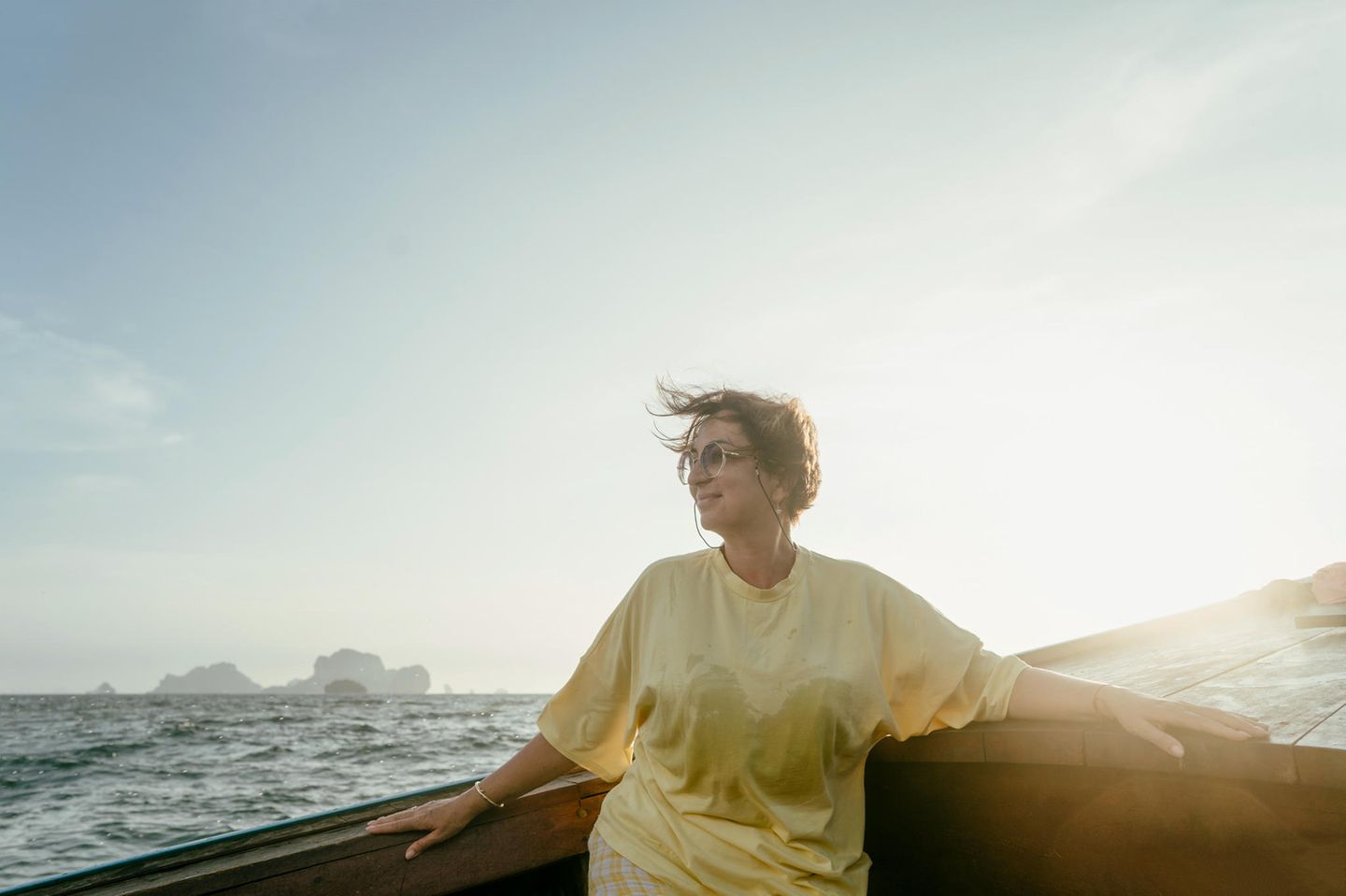 Eine reife Frau sitzt auf dem Boot