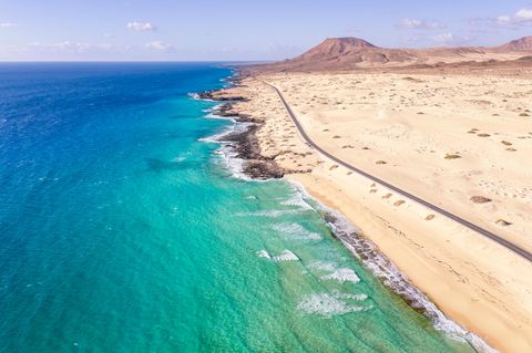 Spanischer Strand in Coralejo, ohne Menschen