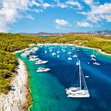 Die kroatische Küste mit ihren über 2000 Eilanden ist ein wundervolles Ziel für Seglerinnen und Segler. Unterteilen lässt sich das große Segelrevier ganz leicht in vier Bereiche: Halbinsel Istrien, Kvarner Bucht, Nord- und Süddalmatien. Wer sich für welches Revier entscheidet, hängt von den persönlichen Vorlieben ab. Die Halbinsel Istrien lockt mit alten Küstenorten wie Poreč, Pula oder Novigrad und Liegemöglichkeiten direkt an den Hafenpromenaden. Die Kvarner Bucht wiederum ist wegen ihrer vielen Inseln und versteckten Ankerbuchten ein lohnenswertes Segelziel. Dalmatien kann die größten Yachthäfen und damit auch die größten Charterflotten für sich verbuchen. Doch hat man den Trubel erstmal hinter sich gelassen, kann man sich auf kleine Fischerdörfer freuen – wie zum Beispiel Vrulje auf der Insel Kornat.