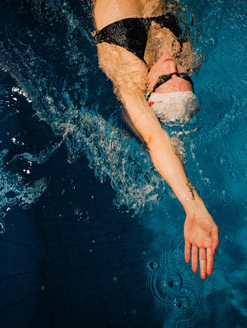 Naomi Maike Schwarz im Wasser