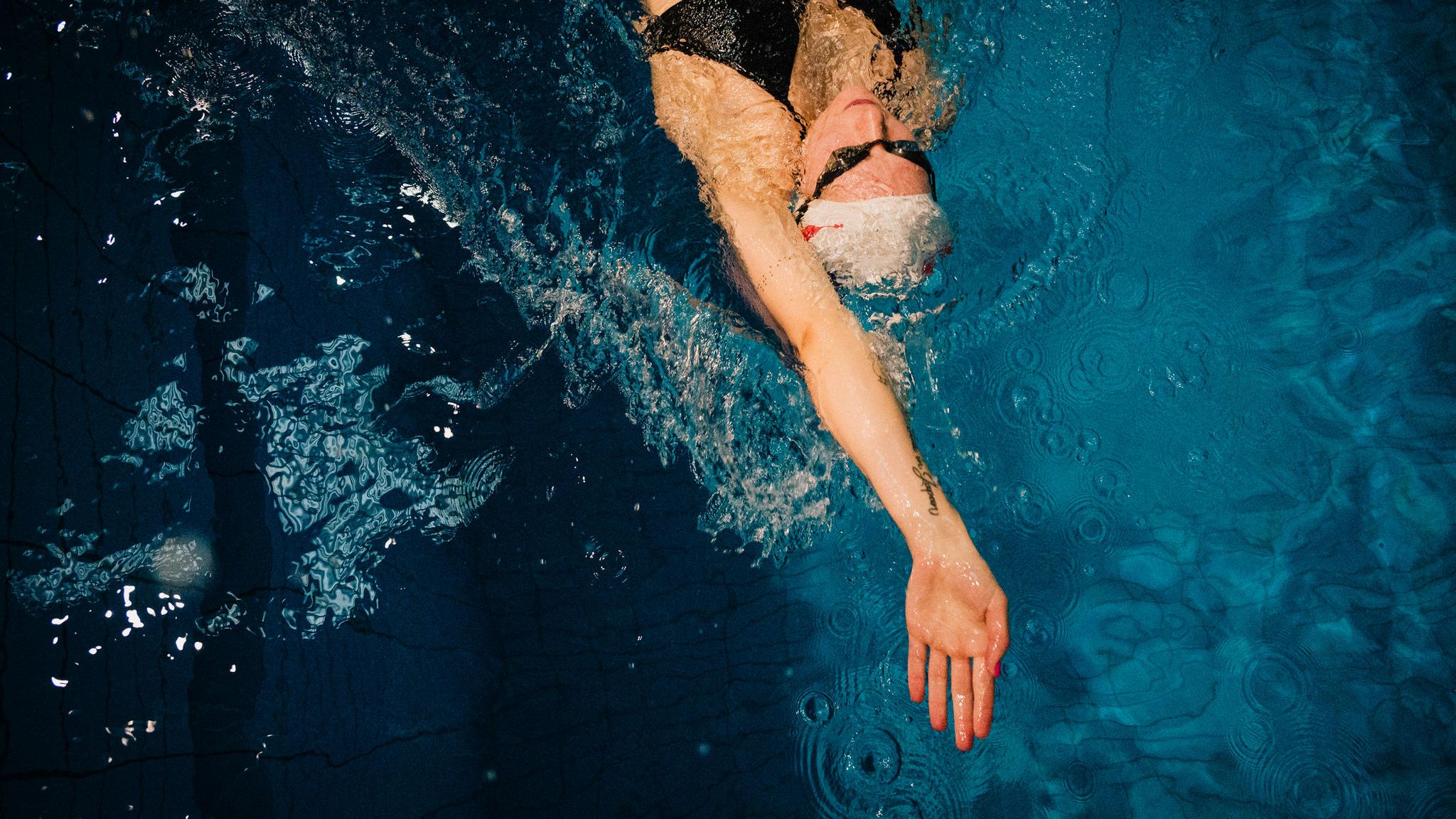 Naomi Maike Schwarz im Wasser