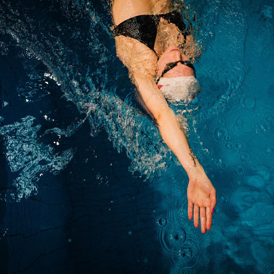 Naomi Maike Schwarz im Wasser