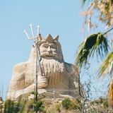 Eine große Statue des verlassenen Meeresparks in Australien