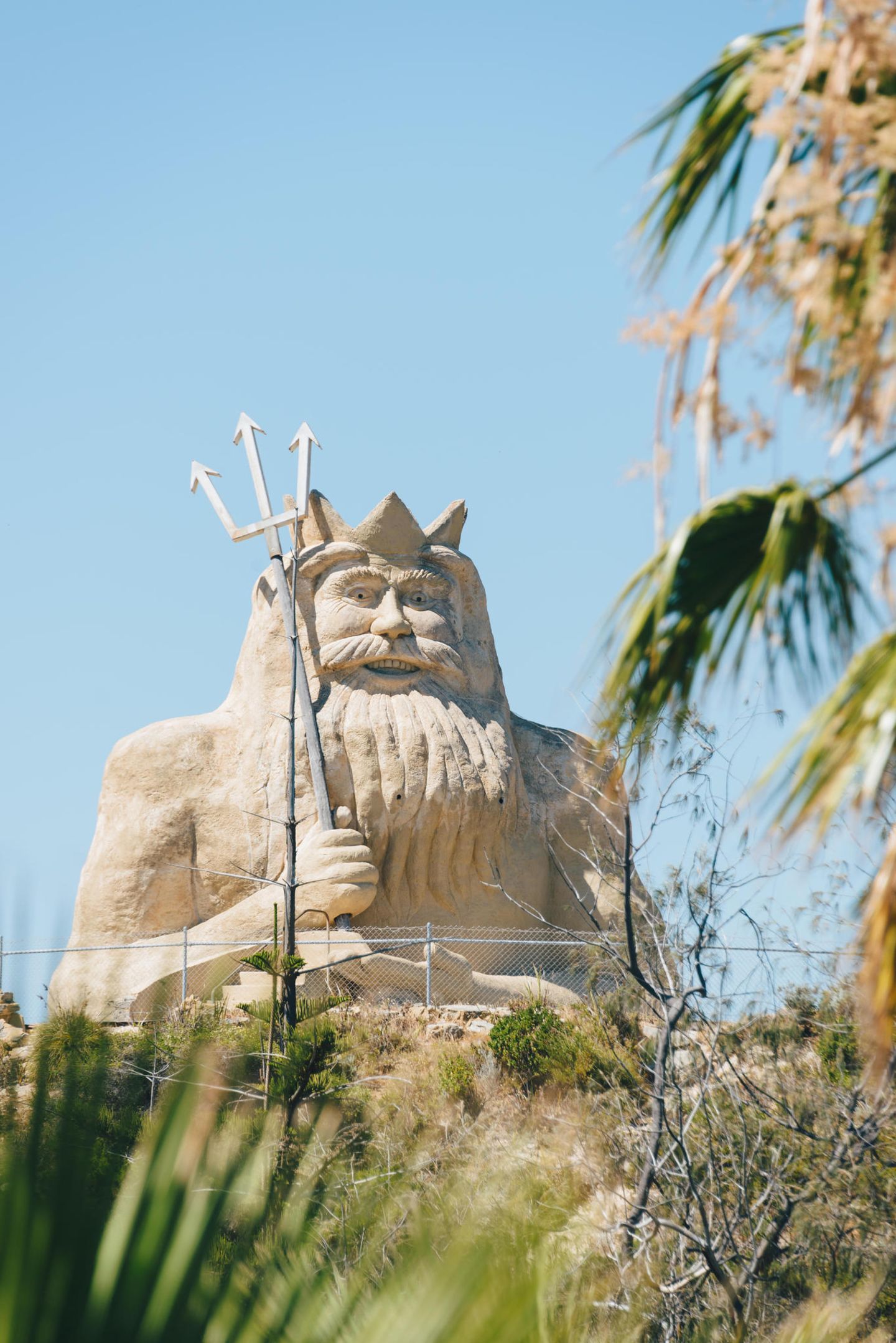 Eine große Statue des verlassenen Meeresparks in Australien