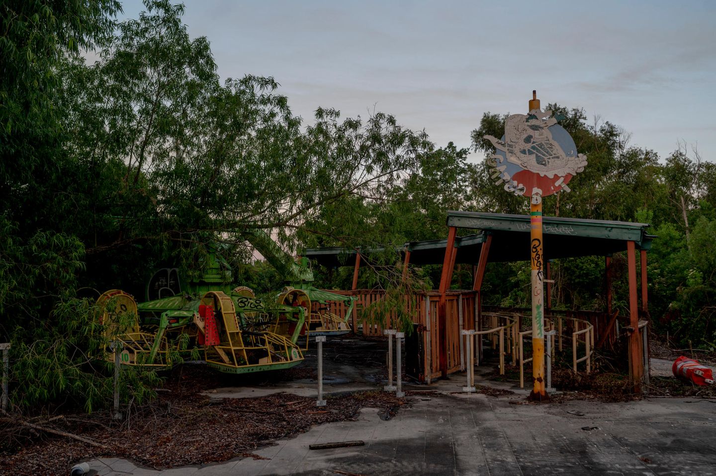 Fahrgeschäfte und Attraktionen stehen im verlassenen Six Flags Jazzland in New Orleans leer