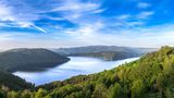 Der Edersee ist mit einer Länge von 27 Kilometern einer der längsten Stauseen Europas. Er bildet das Herz des Naturparks Kellerwald-Edersee mit wertvollen Naturschutzgebieten. Die entstehende Wildnis mit majestätischen Baumriesen ist in Hessens einzigem Nationalpark zu bestaunen. Ausgewählte Bereiche sind als "UNESCO-Weltnaturerbe Buchenwälder" ausgezeichnet. Erkunden lässt sich die Region Edersee über ein 2000 Kilometer langes Netz aus Wander- und Radwegen, darunter der Urwaldsteig im Nationalpark Kellerwald-Edersee.