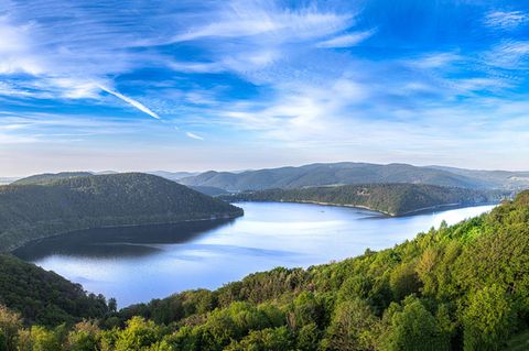 Der Edersee ist mit einer Länge von 27 Kilometern einer der längsten Stauseen Europas. Er bildet das Herz des Naturparks Kellerwald-Edersee mit wertvollen Naturschutzgebieten. Die entstehende Wildnis mit majestätischen Baumriesen ist in Hessens einzigem Nationalpark zu bestaunen. Ausgewählte Bereiche sind als "UNESCO-Weltnaturerbe Buchenwälder" ausgezeichnet. Erkunden lässt sich die Region Edersee über ein 2000 Kilometer langes Netz aus Wander- und Radwegen, darunter der Urwaldsteig im Nationalpark Kellerwald-Edersee.