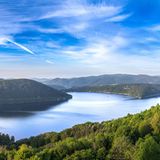 Der Edersee ist mit einer Länge von 27 Kilometern einer der längsten Stauseen Europas. Er bildet das Herz des Naturparks Kellerwald-Edersee mit wertvollen Naturschutzgebieten. Die entstehende Wildnis mit majestätischen Baumriesen ist in Hessens einzigem Nationalpark zu bestaunen. Ausgewählte Bereiche sind als "UNESCO-Weltnaturerbe Buchenwälder" ausgezeichnet. Erkunden lässt sich die Region Edersee über ein 2000 Kilometer langes Netz aus Wander- und Radwegen, darunter der Urwaldsteig im Nationalpark Kellerwald-Edersee.