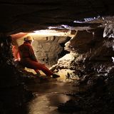 Das Fuchslabyrinth in Baden-Württemberg ist mit mehr als 14 Kilometern eine der längsten Höhlen Deutschlands. Es beeindruckt durch ein scheinbar endloses, bisher nicht vollständig erforschtes Netzwerk von Gängen. Hier wurden nicht nur mittelalterliche Gefäße, sondern auch prähistorische Knochen und ein 700 Jahre altes, vollständig erhaltenes Fuchsskelett gefunden. Die Unterirdische Schandtauber, zu dem das Fuchslabyrinth gehört, verbindet mehrere FFH-Schutzgebiete mit seltener Fauna und Flora. Entlang des Themenradweges "Unterirdische Schandtauber" lässt sich der Flussverlauf verfolgen – allerdings nur oberirdisch.