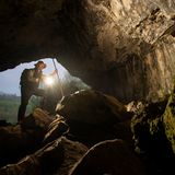 Mitten im Naturschutzgebiet Lörmecketal in Nordrhein-Westfalen mit seinen Niedermoor- und Bruchwaldbereichen steht ein 380 Millionen Jahre altes Kalksteinmassiv. Das Wasser des Baches Lörmecke hat das Massiv ausgehöhlt, bis das Kluft- und Höhlensystem über eine längere Strecke einstürzte und die Höhle "Hohler Stein" entstand. Archäologische Funde belegen, dass die Höhle von der End-Altsteinzeit bis zur vorrömischen Eisenzeit vom Menschen genutzt wurde. Auf der Sauerland-Waldroute, einem ausgezeichneten Fernwanderweg, bietet sich Besuchenden ein ungestörter Blick auf das Tal und die Höhle.