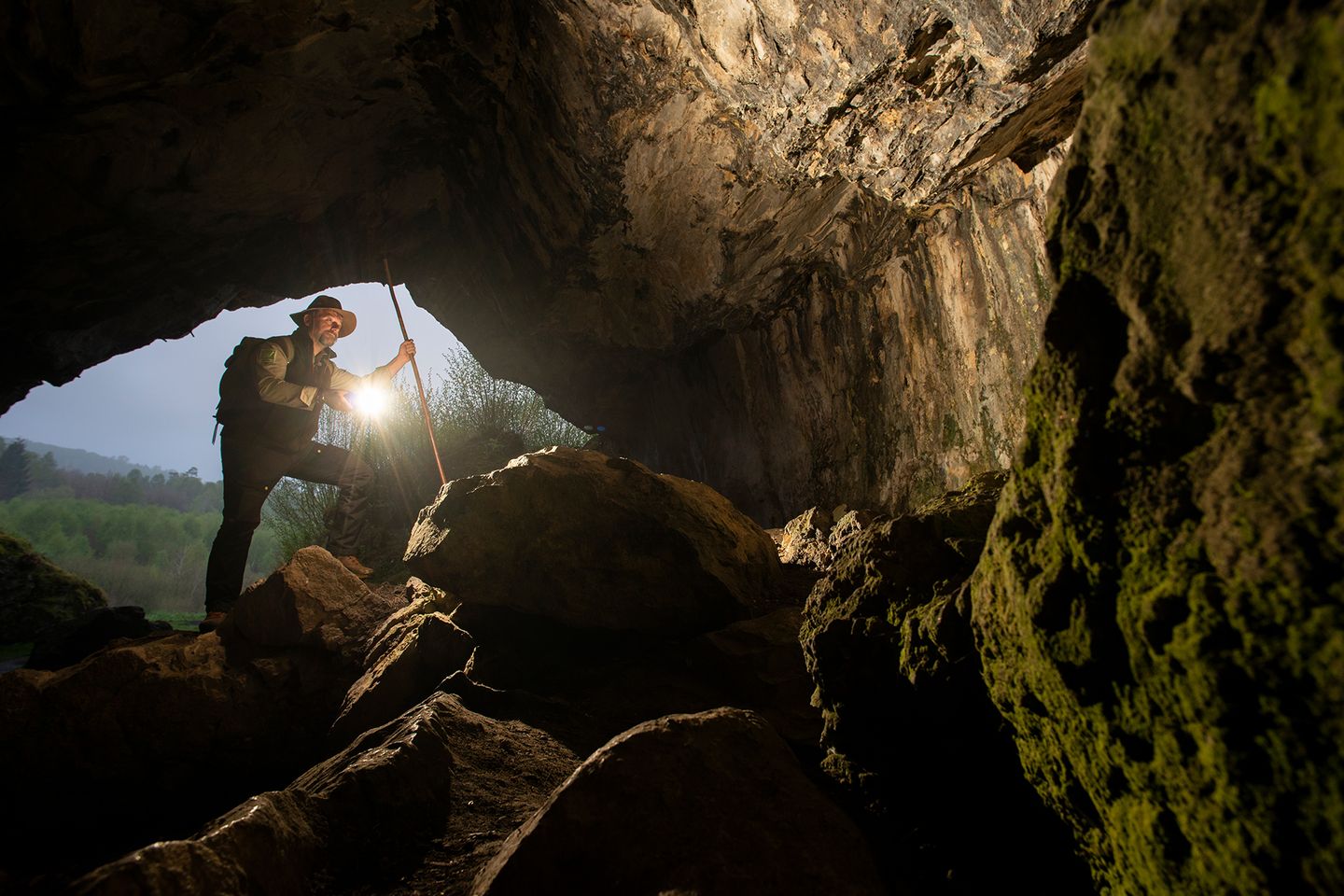 Mitten im Naturschutzgebiet Lörmecketal in Nordrhein-Westfalen mit seinen Niedermoor- und Bruchwaldbereichen steht ein 380 Millionen Jahre altes Kalksteinmassiv. Das Wasser des Baches Lörmecke hat das Massiv ausgehöhlt, bis das Kluft- und Höhlensystem über eine längere Strecke einstürzte und die Höhle "Hohler Stein" entstand. Archäologische Funde belegen, dass die Höhle von der End-Altsteinzeit bis zur vorrömischen Eisenzeit vom Menschen genutzt wurde. Auf der Sauerland-Waldroute, einem ausgezeichneten Fernwanderweg, bietet sich Besuchenden ein ungestörter Blick auf das Tal und die Höhle.