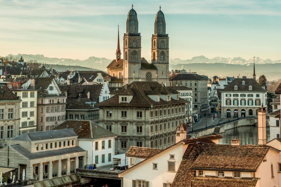 Zürichpanorama mit Rathaus und dem Grossmuenster