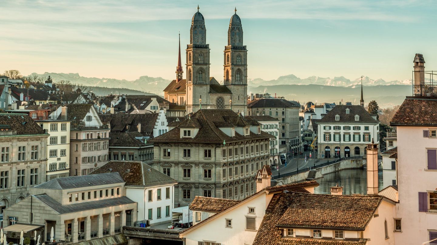 Zürichpanorama mit Rathaus und dem Grossmuenster
