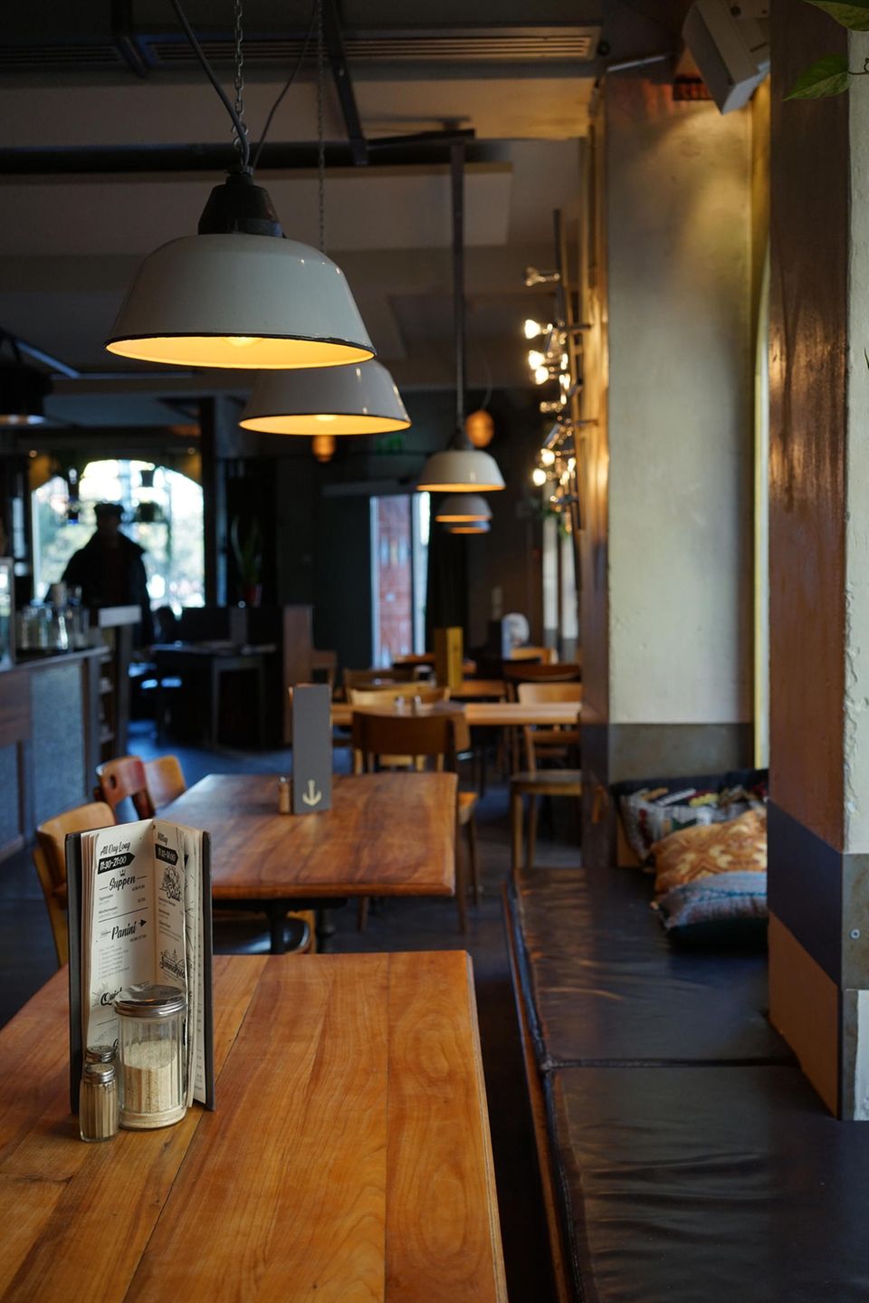 Bar with wooden tables and lamps