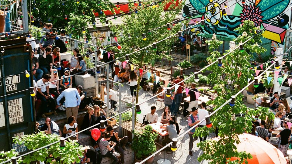 Städtetrip: In Frau Gerolds Garten, einem modularen Stadtgarten, ist immer etwas los – von Drinks und Speisen in der Sonne bis zu Kunst und Kultur In Frau Gerolds Garten, einem modularen Stadtgarten, ist immer etwas los – von Drinks und Speisen in der Sonne bis zu Kunst und Kultur