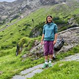 Frau auf einer grünen Almwiese