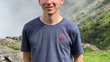 Junger Mann im Shirt draußen