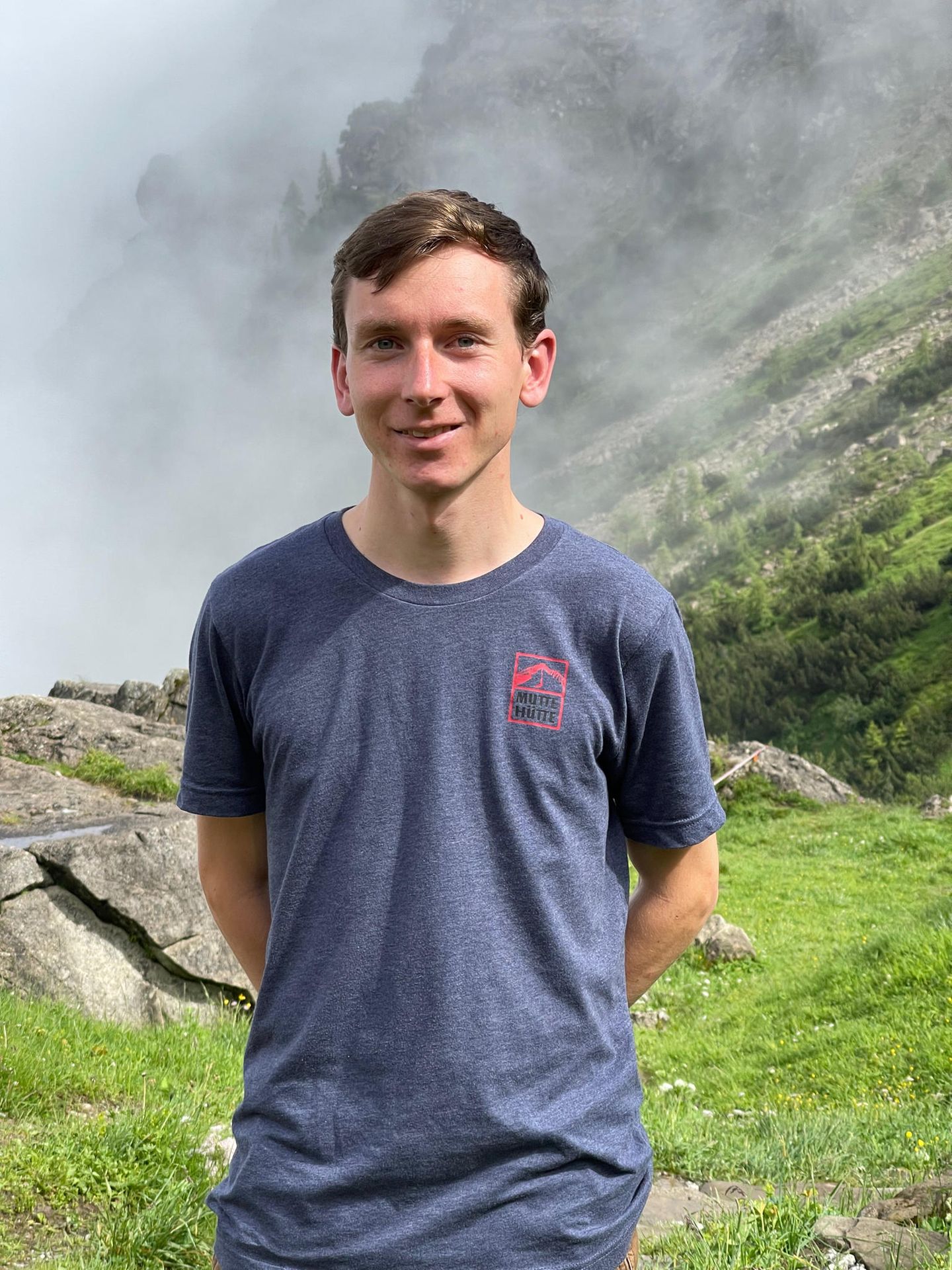 Philip Riedmaier, 25, aus Mindelheim, Deutschland Junger Mann im Shirt draußen