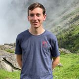 Junger Mann im Shirt draußen