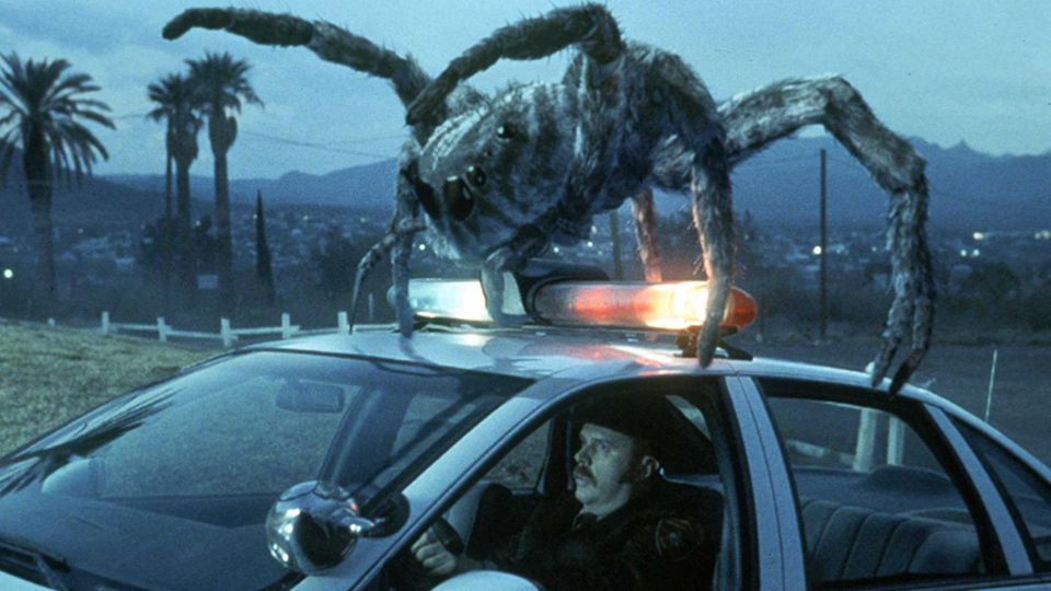 Monster-Spinne greift Auto an Monster-Spinne greift Auto an