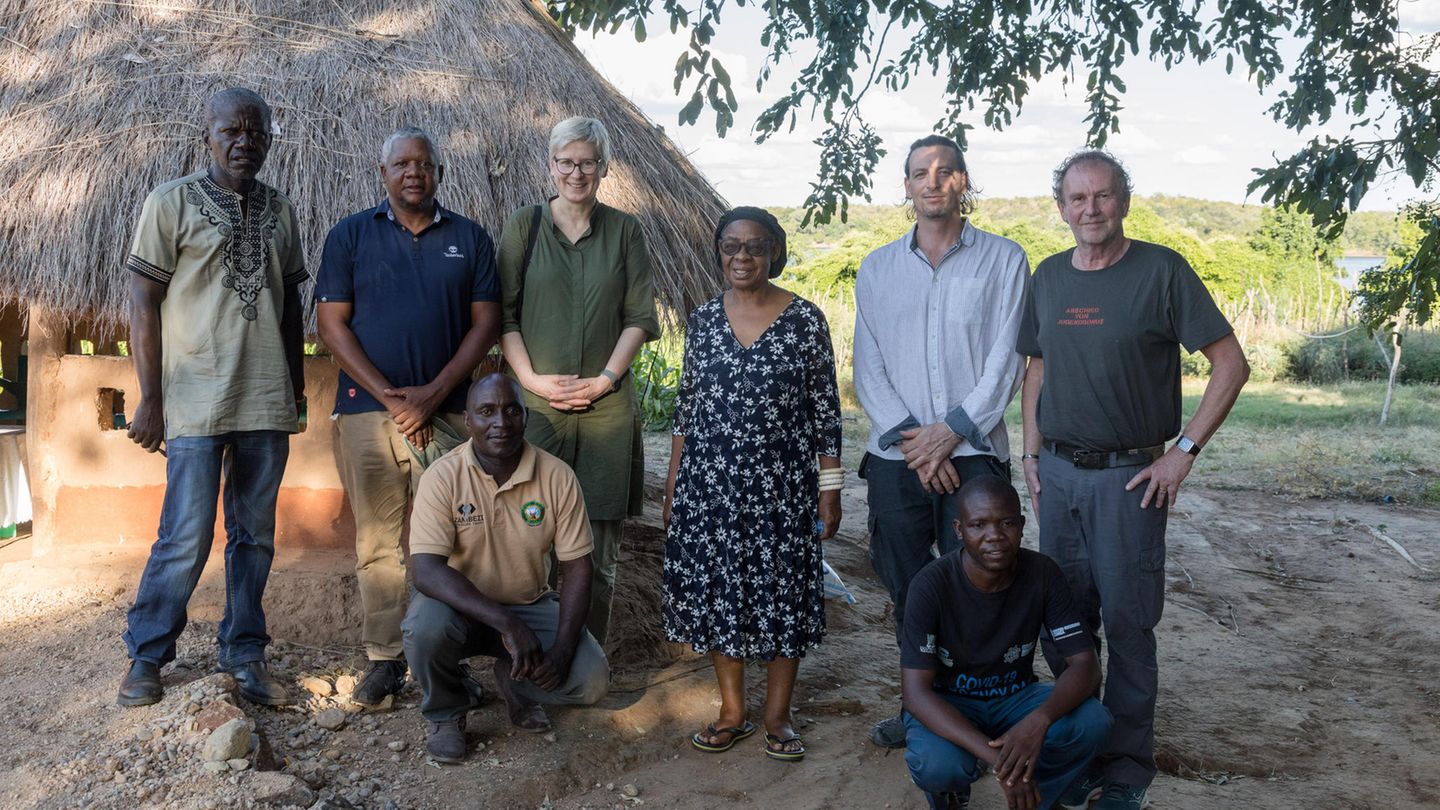 Gruppenbild mit Hohheit: Her Royal Highness Chieftainess of Chiawa empfängt ein Team von GEO schützt den Regenwald e.V.