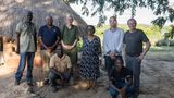 Gruppenbild mit Hohheit: Her Royal Highness Chieftainess of Chiawa empfängt ein Team von GEO schützt den Regenwald e.V.