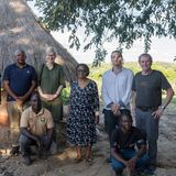 Gruppenbild mit Hohheit: Her Royal Highness Chieftainess of Chiawa empfängt ein Team von GEO schützt den Regenwald e.V.