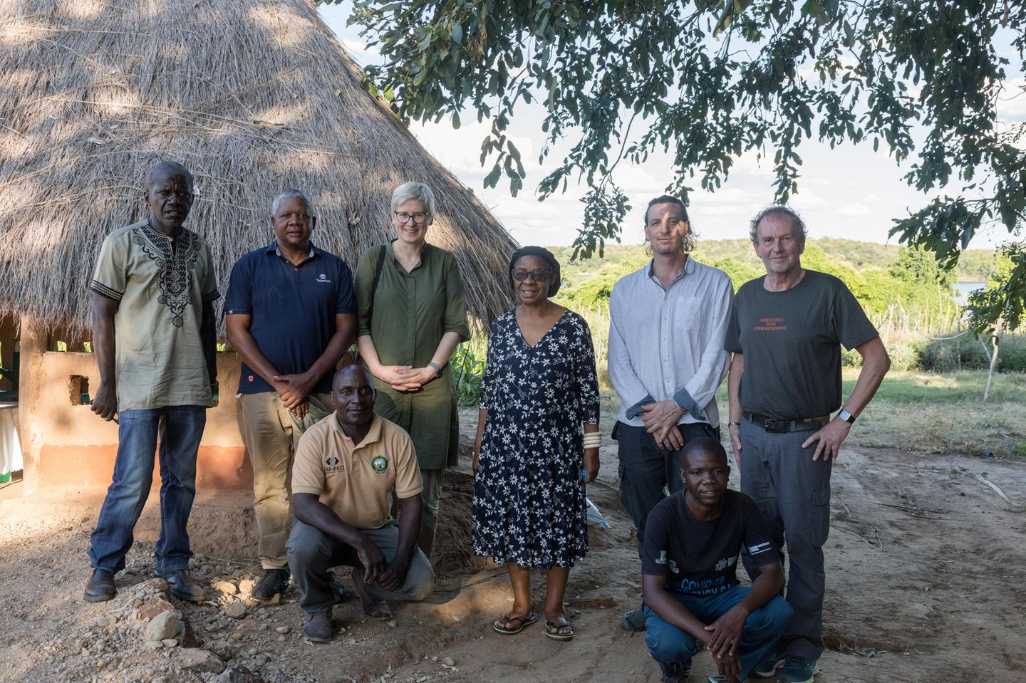 Gruppenbild mit Hohheit: Her Royal Highness Chieftainess of Chiawa empfängt ein Team von GEO schützt den Regenwald e.V. Gruppenbild mit Hohheit: Her Royal Highness Chieftainess of Chiawa empfängt ein Team von GEO schützt den Regenwald e.V.