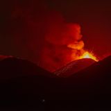 Vulkan Ätna im August 2024 spuckt Lava in der Nacht