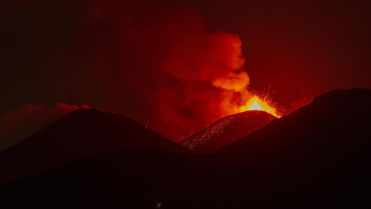 Vulkan Ätna im August 2024 spuckt Lava in der Nacht