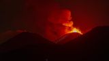 Vulkan Ätna im August 2024 spuckt Lava in der Nacht