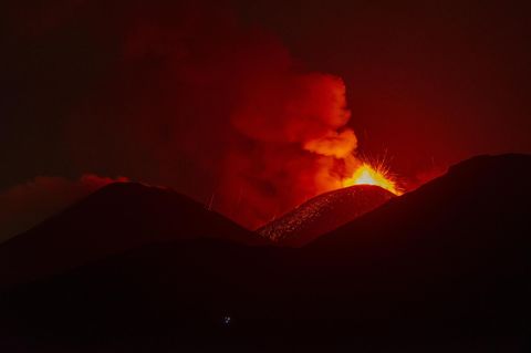 Vulkan Ätna im August 2024 spuckt Lava in der Nacht