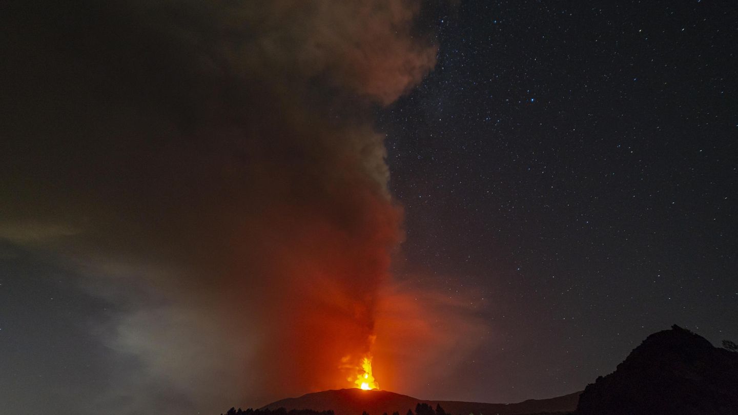 Vulkan Ätna im August 2024 spuckt Lavasäule in der Nacht