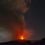 Vulkan Ätna im August 2024 spuckt Lavasäule in der Nacht