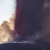 Vulkan Ätna im Juli 2024 spuckt eine Aschesäule