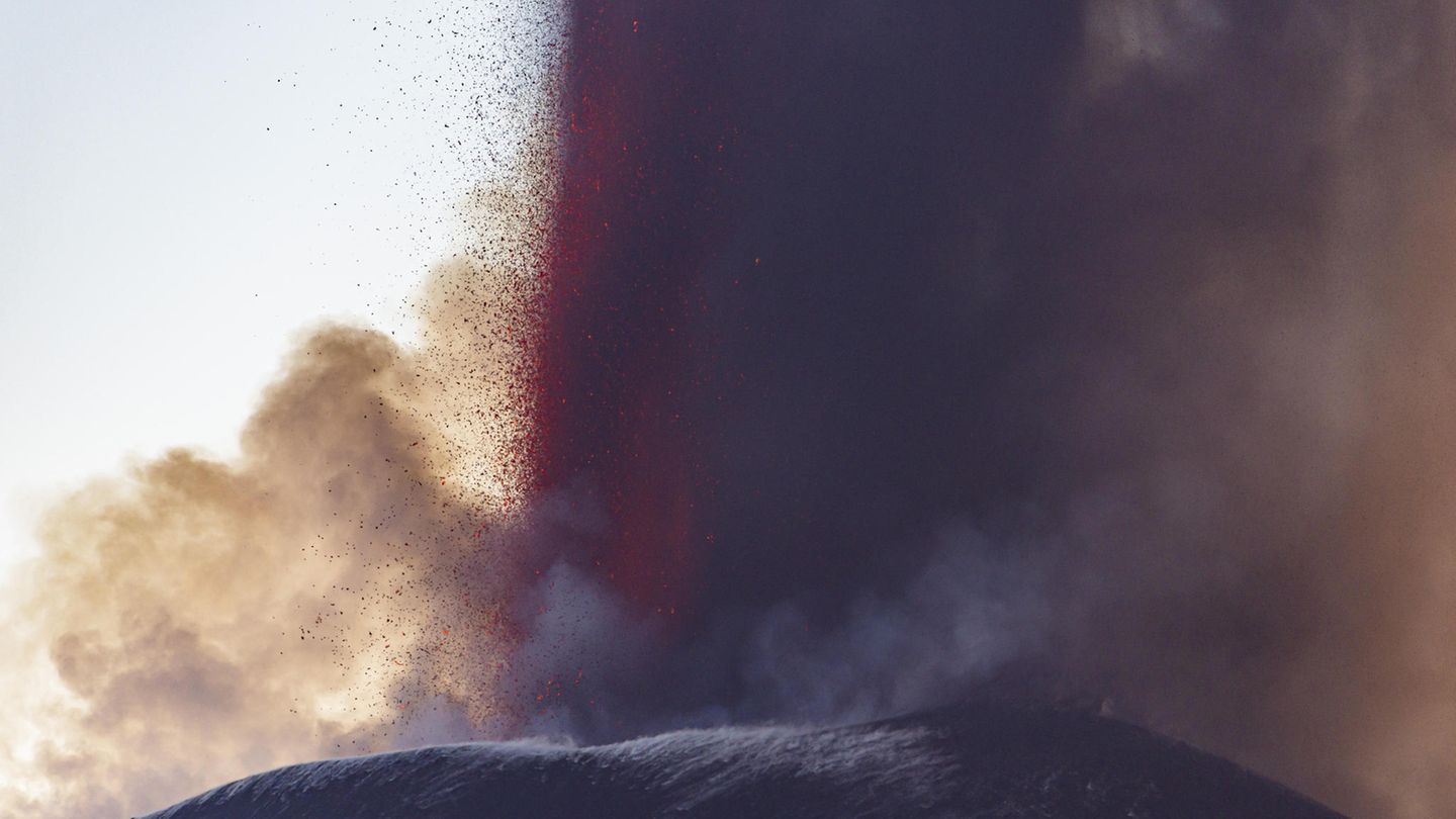 Vulkan Ätna im Juli 2024 spuckt eine Aschesäule