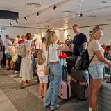 Passagiere am Flughafen Catania während des Ätna-Ausbruchs