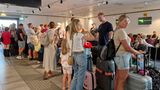 Passagiere am Flughafen Catania während des Ätna-Ausbruchs