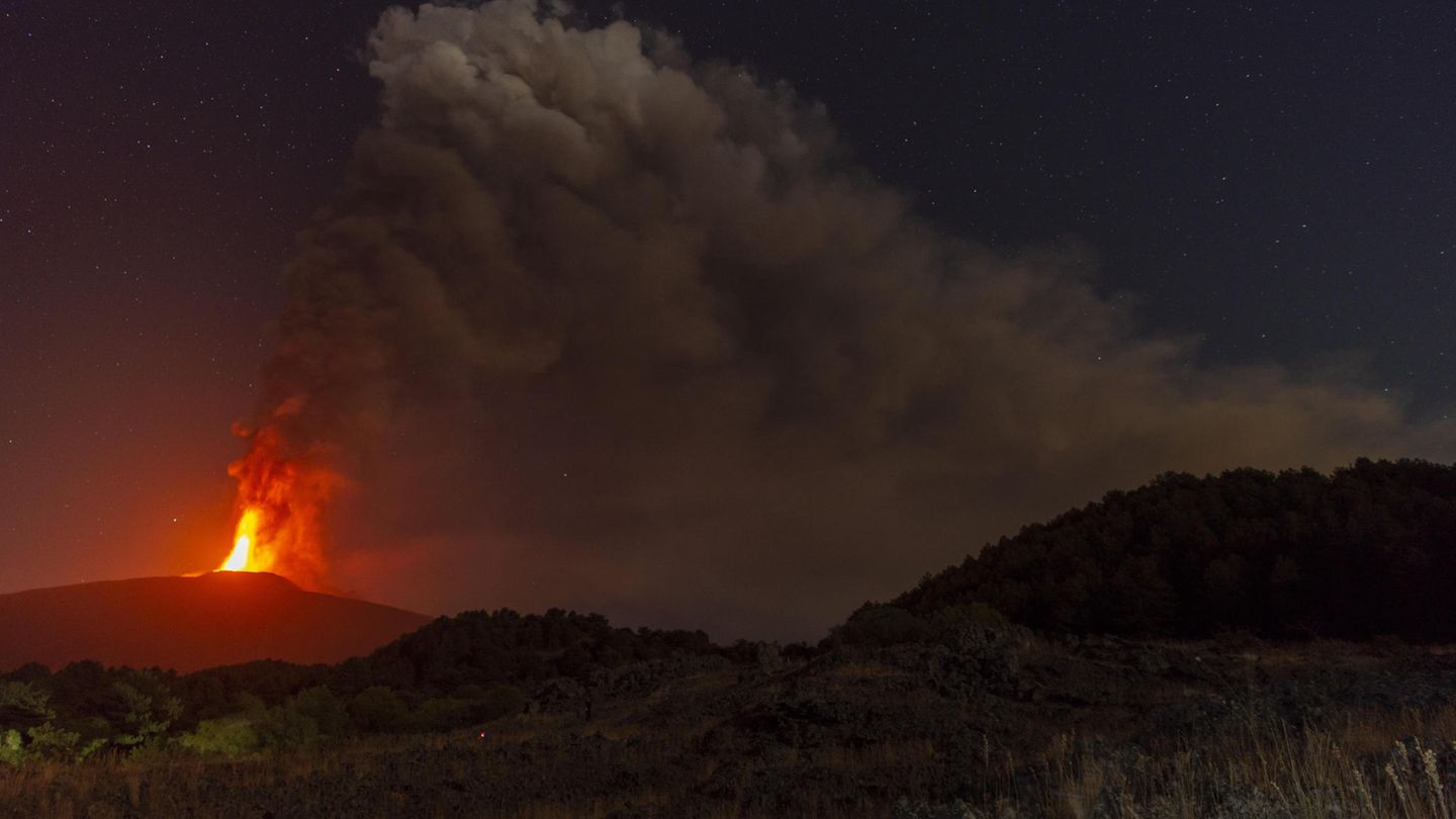 Erhöhte vulkanische Aktivität Vulkan Ätna im August 2024 spuckt Lava