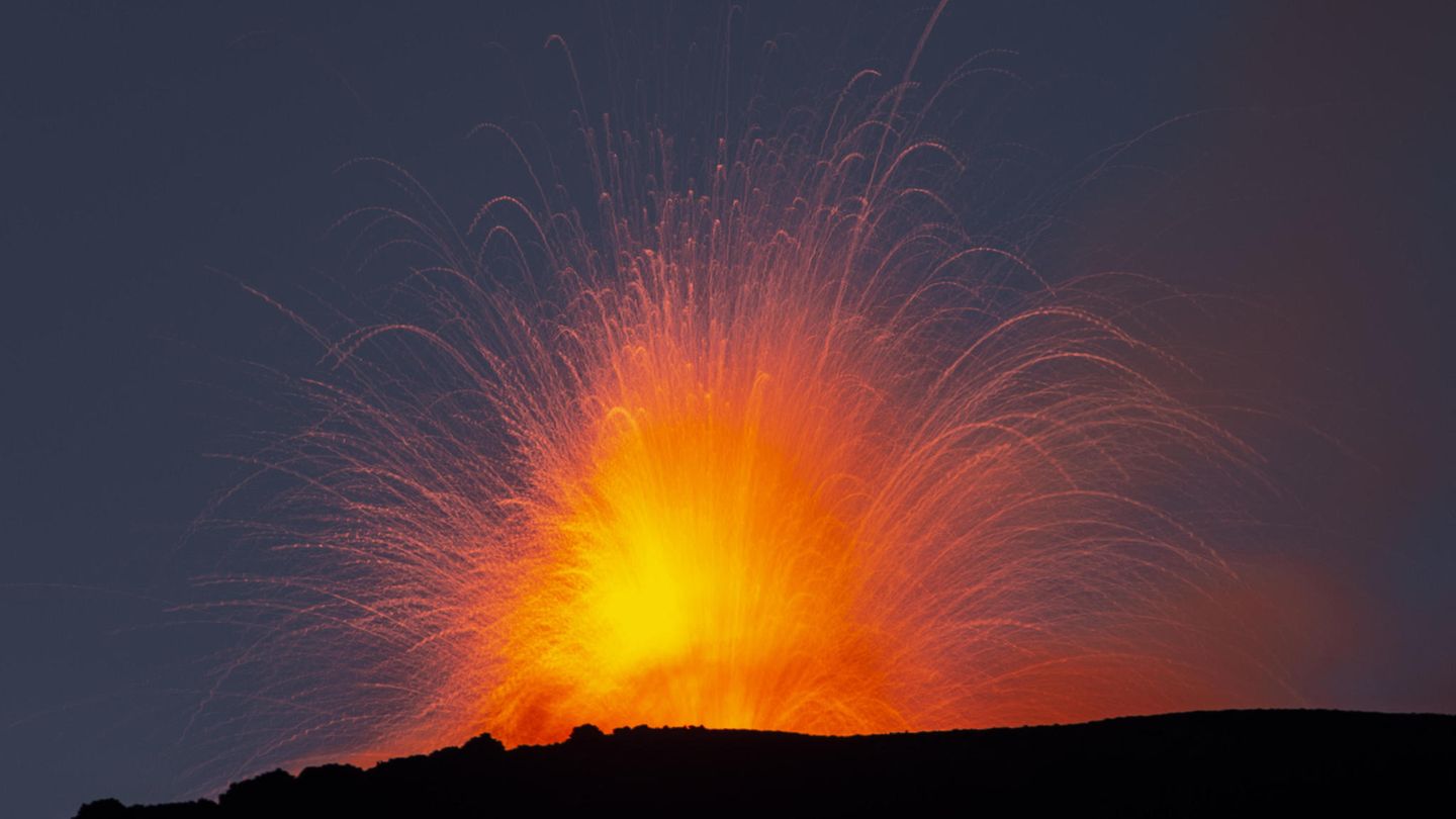 Vulkan Ätna im August 2024 spuckt Lavafontäne
