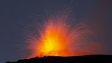Vulkan Ätna im August 2024 spuckt Lavafontäne