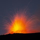 Vulkan Ätna im August 2024 spuckt Lavafontäne