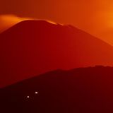 Lavaströme des Ätna erhellen in der Nacht die Umgebung