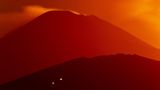 Lavaströme des Ätna erhellen in der Nacht die Umgebung