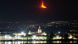 Riposto mit Ätna-Vulkanausbruch im Hintergrund bei Nacht im August 2024