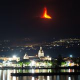 Riposto mit Ätna-Vulkanausbruch im Hintergrund bei Nacht im August 2024