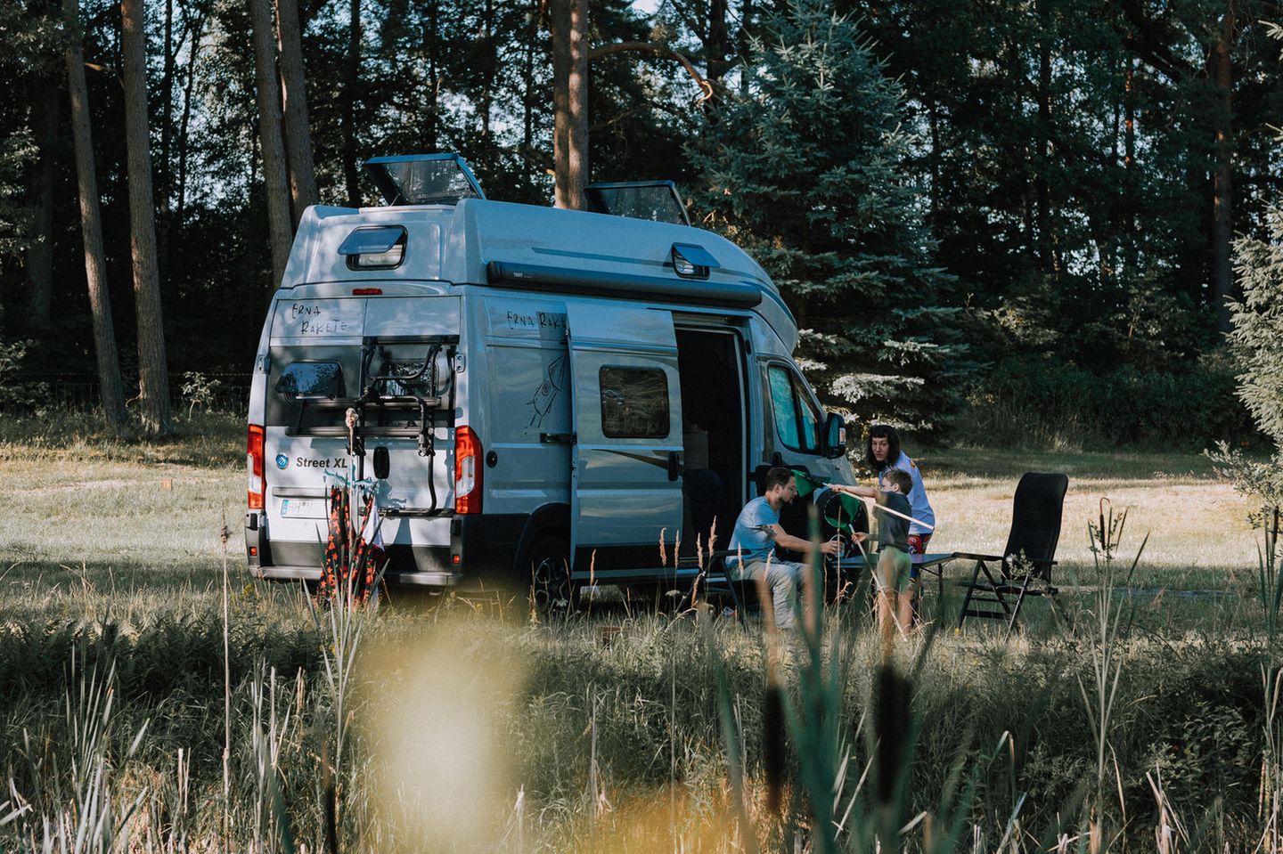 Paar mit Bulli auf dem Gelände von Wildwood Camping