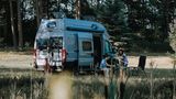 Paar mit Bulli auf dem Gelände von Wildwood Camping
